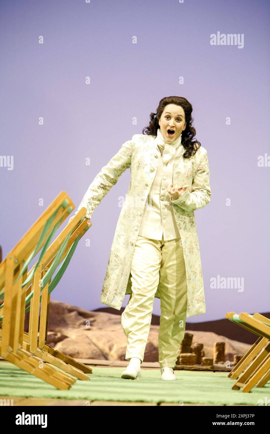 Katarina Karneus (Xerxes) in XERXES at English National Opera (ENO), London Coliseum, London WC2 19/11/2005 musique : George Frideric Handel texte : Nicolo Minato chef d'orchestre : Harry Bicket design : David Fielding éclairage : Paul Pyant traducteur & réalisateur : Nicholas Hytner Banque D'Images