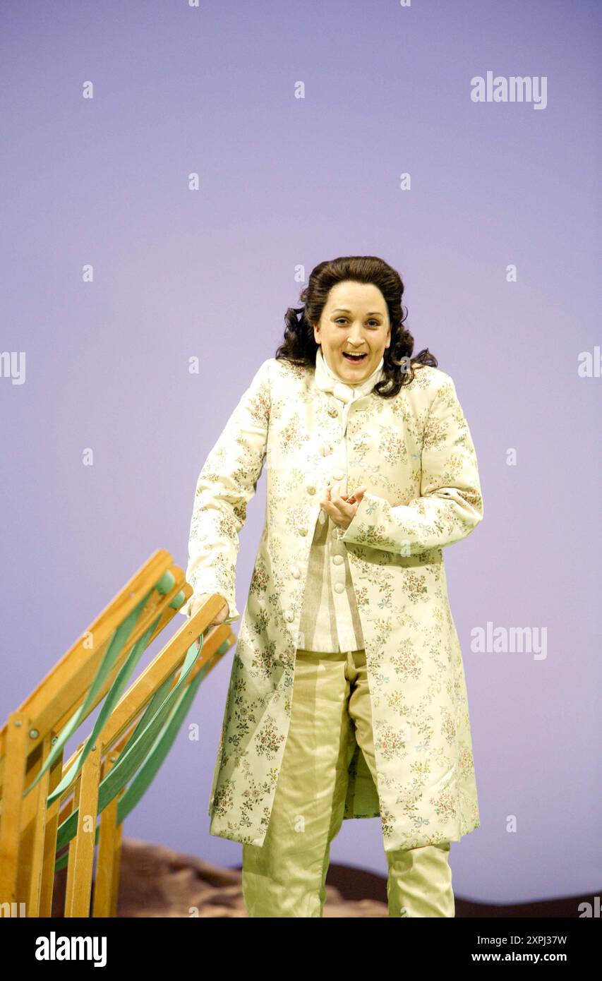 Katarina Karneus (Xerxes) in XERXES at English National Opera (ENO), London Coliseum, London WC2 19/11/2005 musique : George Frideric Handel texte : Nicolo Minato chef d'orchestre : Harry Bicket design : David Fielding éclairage : Paul Pyant traducteur & réalisateur : Nicholas Hytner Banque D'Images