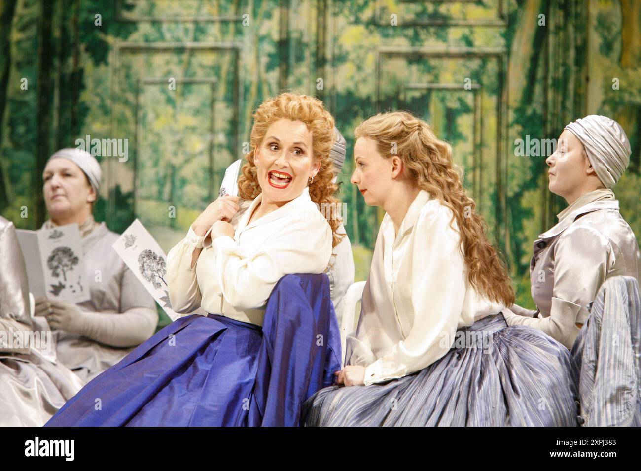 de gauche à droite : Janis Kelly (Romilda), Sarah Tynan (Atalanta) in XERXES at English National Opera (ENO), London Coliseum, London WC2 19/11/2005 musique : George Frideric Handel texte : Nicolo Minato chef d'orchestre : Harry Bicket design : David Fielding éclairage : Paul Pyant traducteur & réalisateur : Nicholas Hytner Banque D'Images