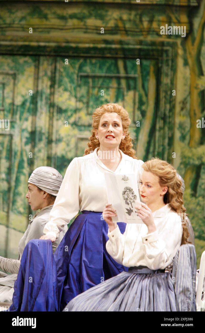 de gauche à droite : Janis Kelly (Romilda), Sarah Tynan (Atalanta) in XERXES at English National Opera (ENO), London Coliseum, London WC2 19/11/2005 musique : George Frideric Handel texte : Nicolo Minato chef d'orchestre : Harry Bicket design : David Fielding éclairage : Paul Pyant traducteur & réalisateur : Nicholas Hytner Banque D'Images