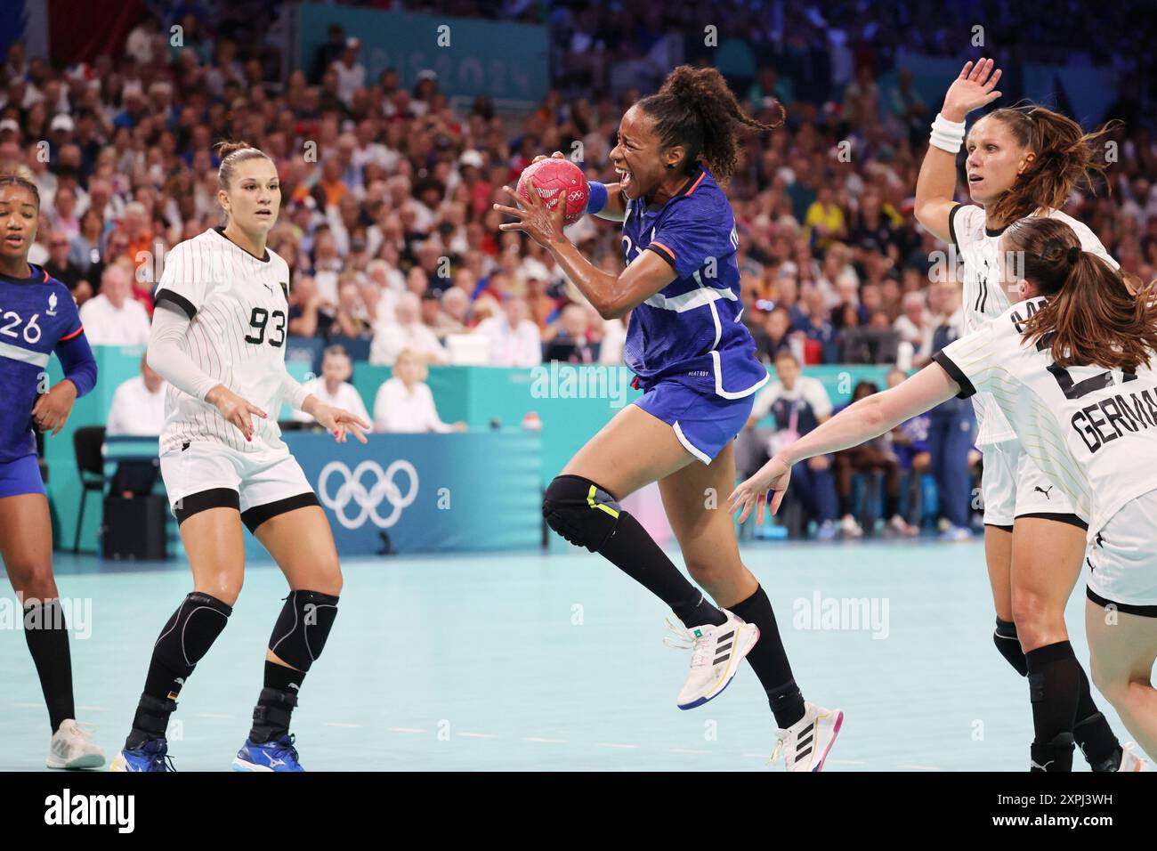 Estelle Nze MINKO (France), Handball, 39 quarts de finale féminine entre la France et l'Allemagne lors des Jeux Olympiques de Paris 2024 le 6 août 2024 au stade Pierre Mauroy de Villeneuve-d'Ascq près de Lille, France crédit : Agence photo indépendante/Alamy Live News Banque D'Images