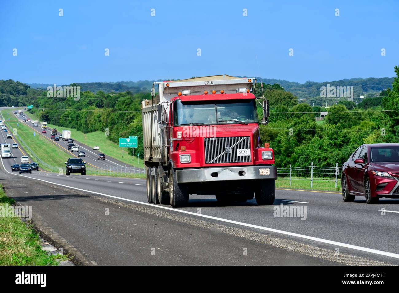 Maryville, Tennessee, États-Unis – 30 juin 2024 : plan horizontal d'un camion à benne rouge sur une autoroute du Tennessee. Banque D'Images