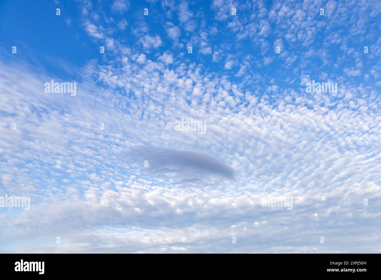 Une photographie plein cadre des nuages et du ciel Banque D'Images