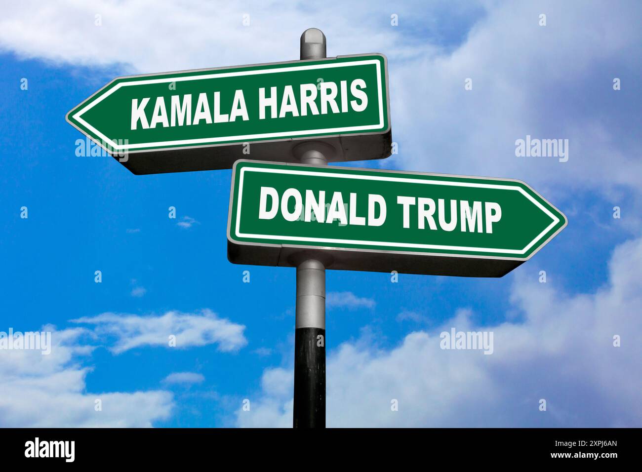 Deux panneaux de direction, l’un pointant vers la gauche (Kamala Harris), l’autre pointant vers la droite (Donald Trump). Banque D'Images