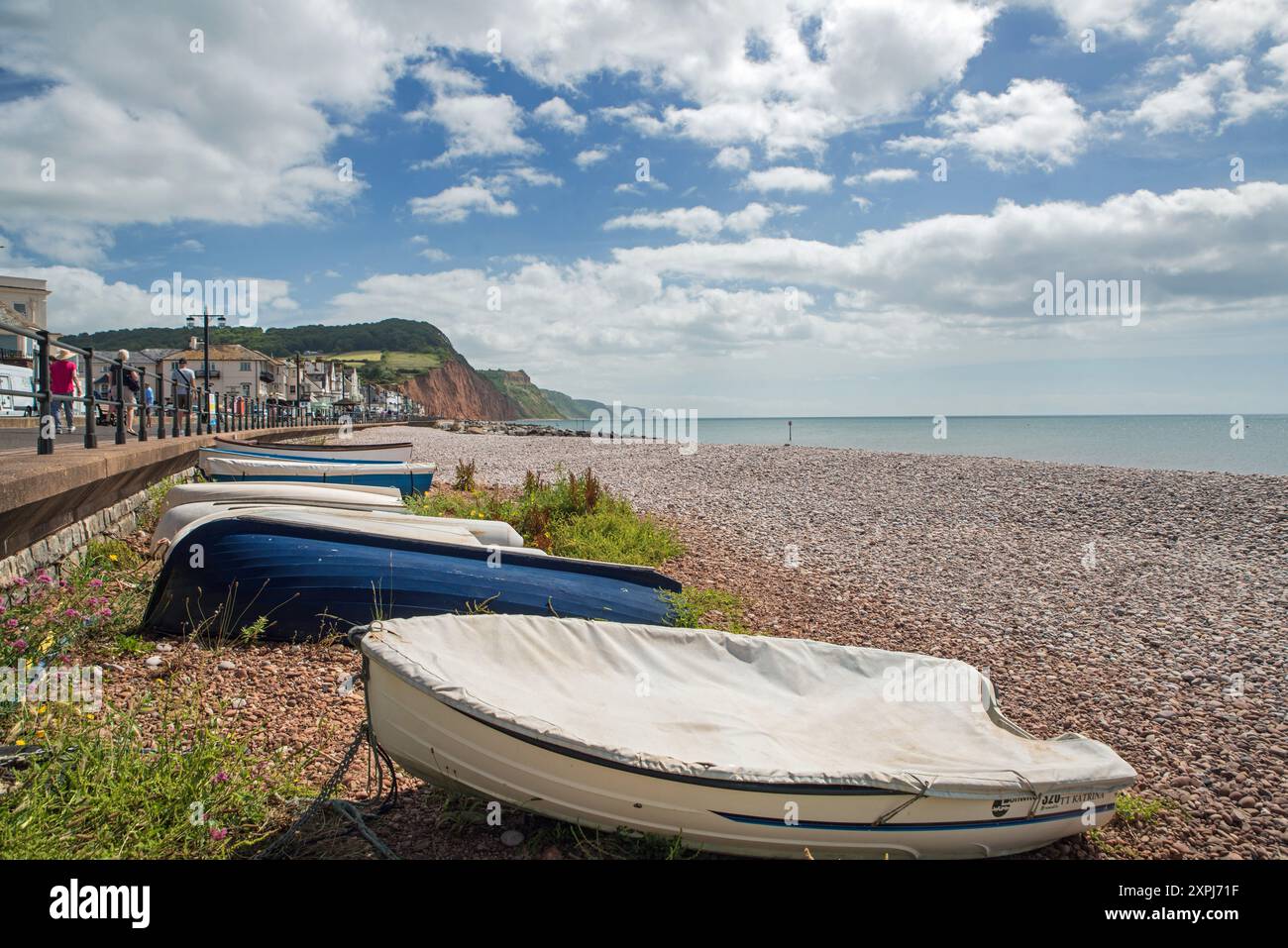 Des bateaux à rames en bois s'arrêtent sur Sidmouth Beach, Devon, Devonshire, Angleterre. Banque D'Images