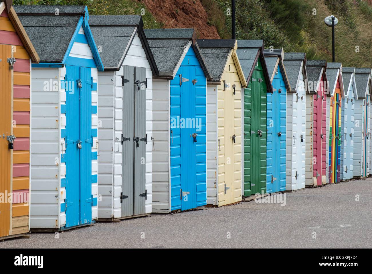 Cabanes de plage colorées sur le front de mer à Seaton dans le Devon, Devonshire, Angleterre Banque D'Images