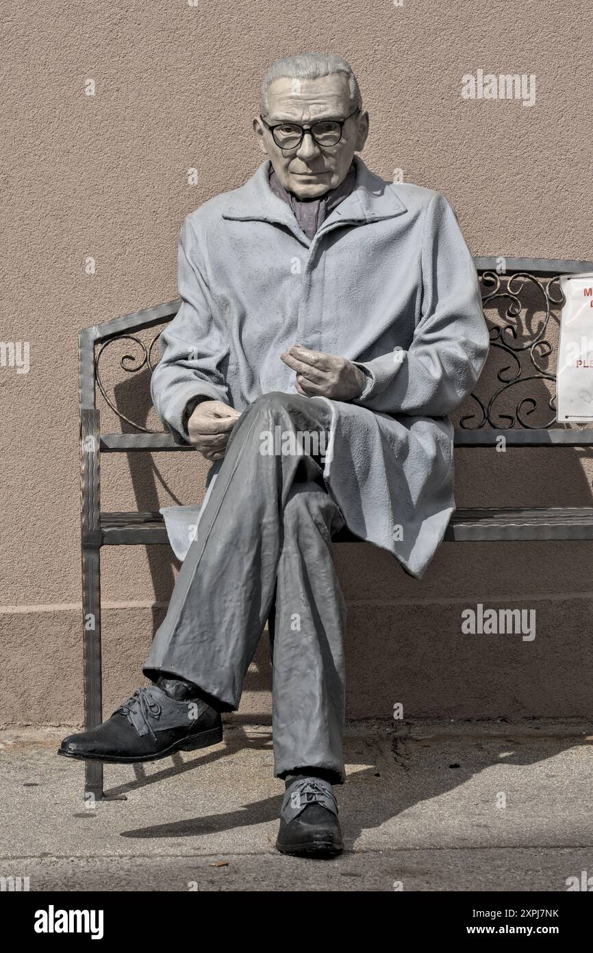 Travnik, Bosnie-Herzégovine – août 2023 : Ivo Andrić (1892 – 13 mars 1975) assis sur un banc devant la bibliothèque de Travnik. Andrić était un Yugo Banque D'Images