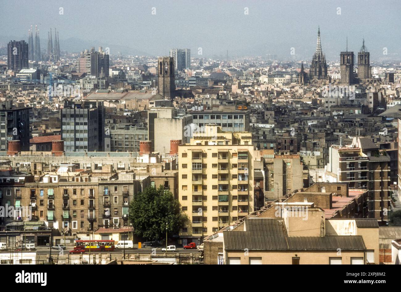 Août 1991 image d'archive de la vue sur Barcelone depuis Montjuic. Banque D'Images