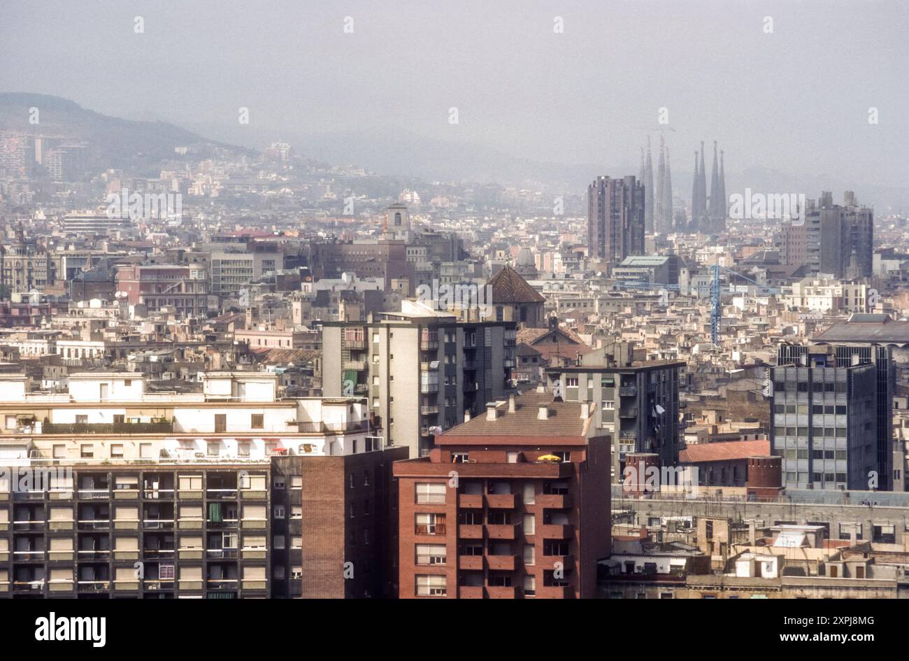 Août 1991 image d'archive de la vue sur Barcelone depuis Montjuic. Banque D'Images