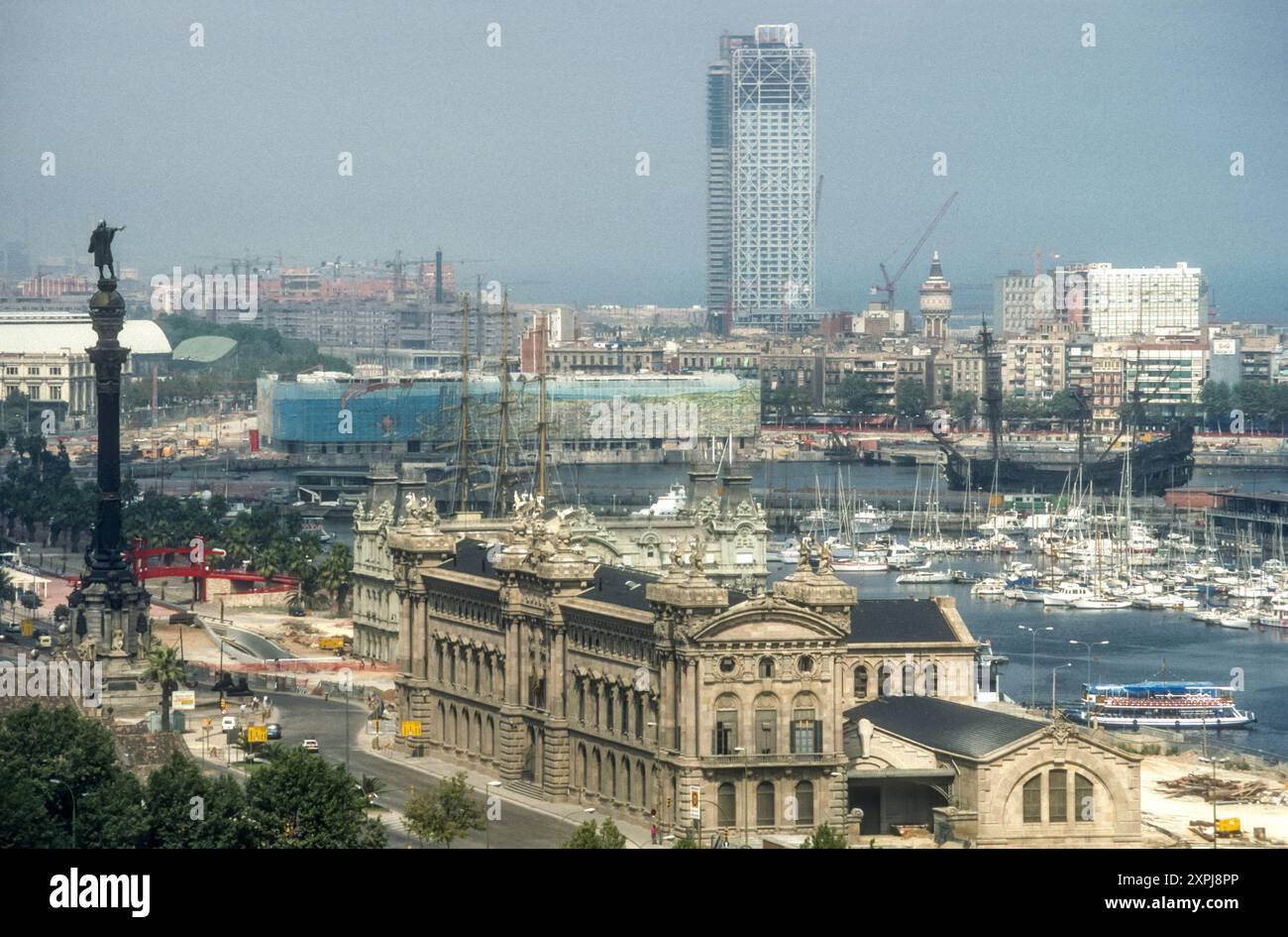 Août 1991 image d'archive de la vue sur le port de Barcelone depuis Montjuic. Banque D'Images