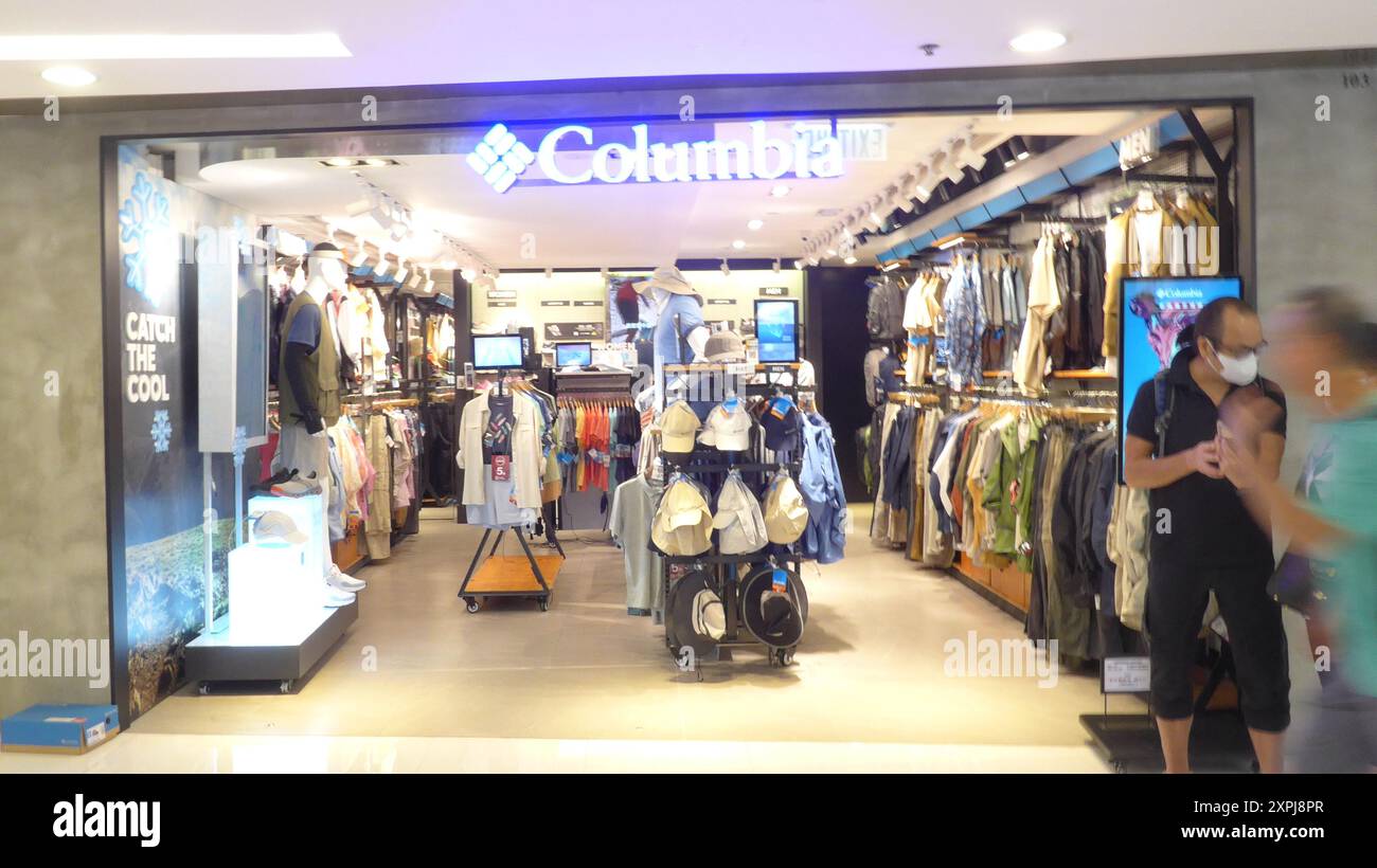 Les piétons passent devant le logo de la société américaine de vêtements Columbia et font un magasin à Hong Kong, en Chine Banque D'Images