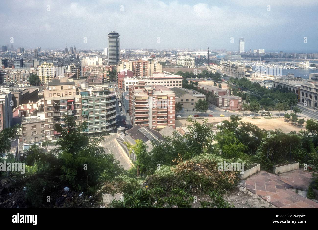 Août 1991 image d'archive de la vue sur Barcelone depuis Montjuic. Banque D'Images