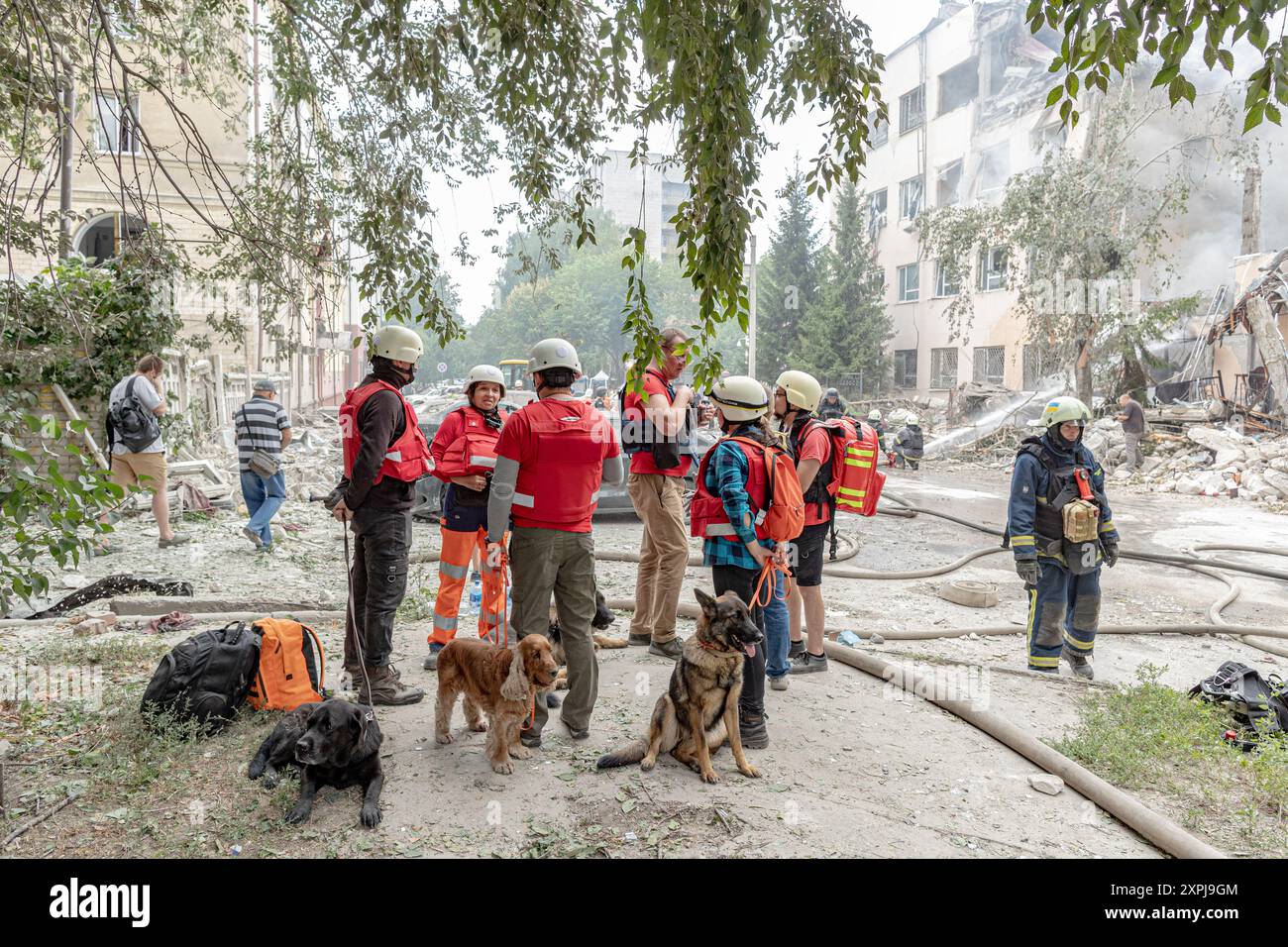 Kharkiv, Ukraine. 06 août 2024. Les unités de recherche et de sauvetage, accompagnées de leurs partenaires canins, se tiennent prêtes à entrer sur les lieux, prêtes à découvrir des restes humains au milieu de l'épave. L’attaque russe sur Kharkiv le mardi 6 août 2024 a fait 8 blessés et endommagé 15 bâtiments, bureaux, une polyclinique, une université et 25 voitures. (VX photo/ Vudi Xhymshiti). Crédit : VX Pictures/Alamy Live News crédit : VX Pictures/Alamy Live News Banque D'Images