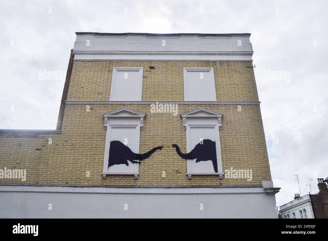 Londres, Royaume-Uni. 06 août 2024. Une nouvelle œuvre, confirmée par Banksy, a été dévoilée sur un mur d'une maison à Chelsea. L'œuvre, représentant une paire d'éléphants, est la deuxième nouvelle œuvre d'art à Londres en deux jours par l'insaisissable artiste de rue. (Photo de Vuk Valcic/SOPA images/SIPA USA) crédit : SIPA USA/Alamy Live News Banque D'Images