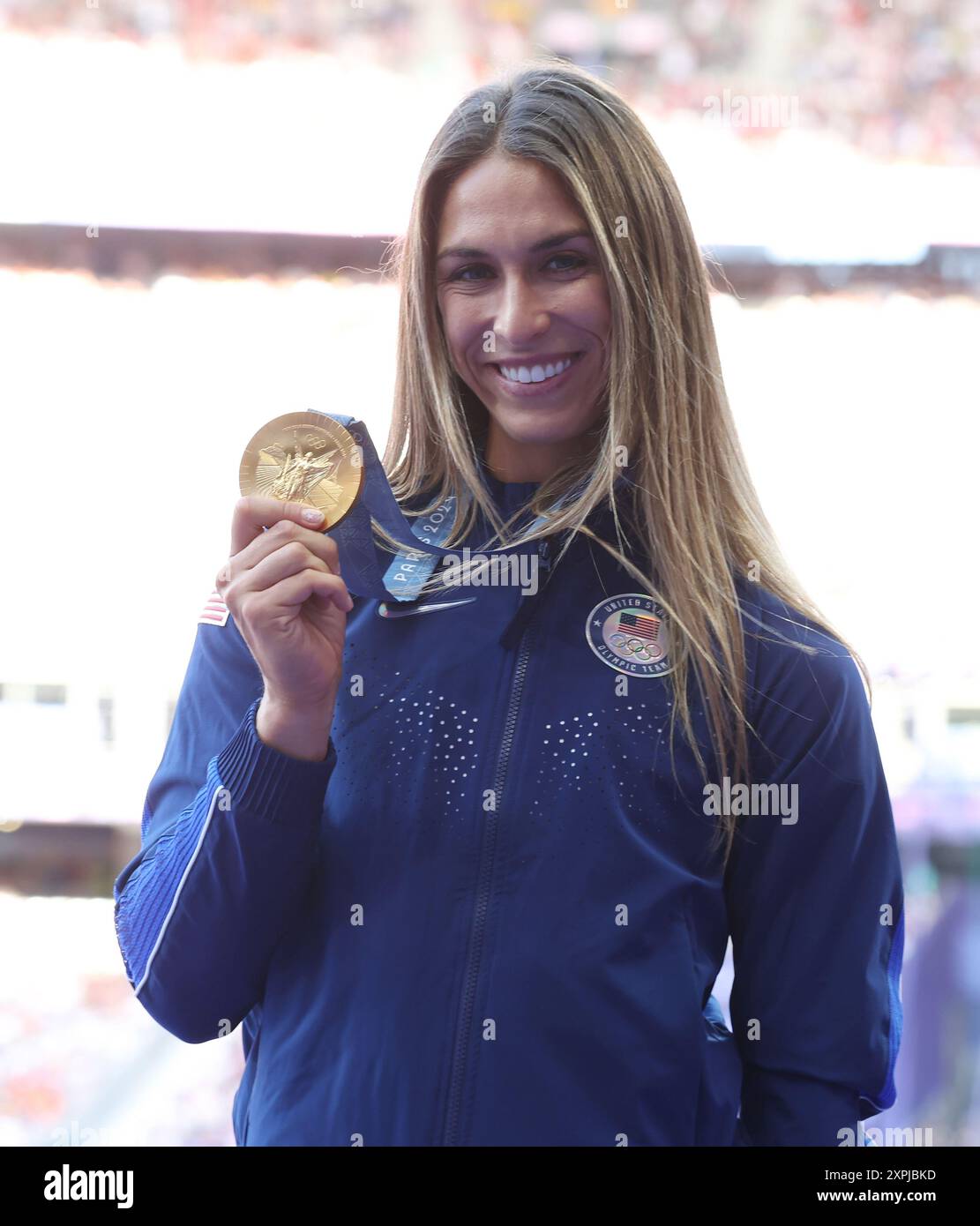 Paris, France. 06 août 2024. La américaine Valarie Allman célèbre avec sa médaille d'or lors de la cérémonie de remise des médailles du Discus féminin le onzième jour des Jeux Olympiques de Paris, le mardi 6 juillet 2024. Photo de Hugo Philpott/UPI crédit : UPI/Alamy Live News Banque D'Images