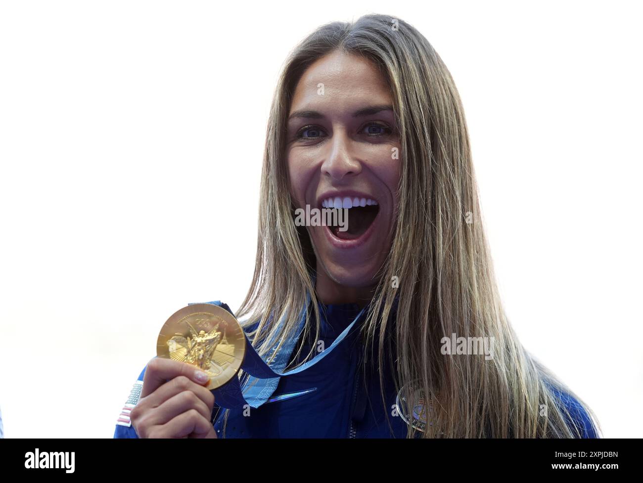 L'américaine Valarie Allman avec sa médaille d'or à la suite de la finale du lancer de Discus féminin au stade de France le onzième jour des Jeux Olympiques de Paris 2024 en France. Date de la photo : mardi 6 août 2024. Banque D'Images