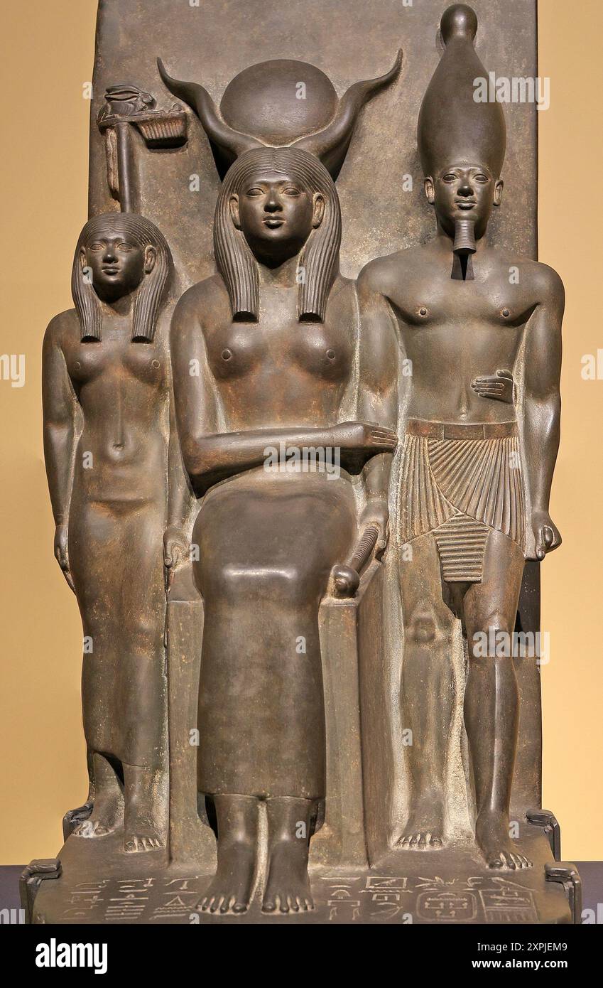 Roi Menkaura la déesse Hathorand le nome lièvre déifié en Égypte, Gizeh (dynastie de l'ancien Empire 4, 2490-2472 BCE Banque D'Images