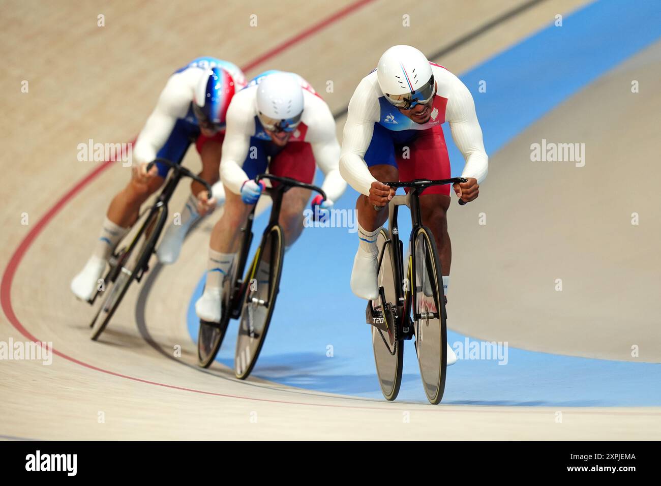 Florian Grengbo, Sébastien Vigier et Rayan Helal lors de la finale de sprint par équipe masculine au Vélodrome national de Saint-Quentin-en-Yvelines, le onzième jour des Jeux Olympiques de Paris 2024 en France. Date de la photo : mardi 6 août 2024. Banque D'Images