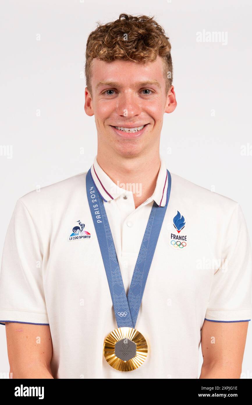 France's swimming gold medalist Leon Marchand poses for a portrait, during a photo session at the Champions Park, at the Trocadero, Tuesday, Aug. 6, 2024, in Paris, France, during the 2024 Summer Olympics. (Thibaud Moritz/Pool Photo via AP) Banque D'Images