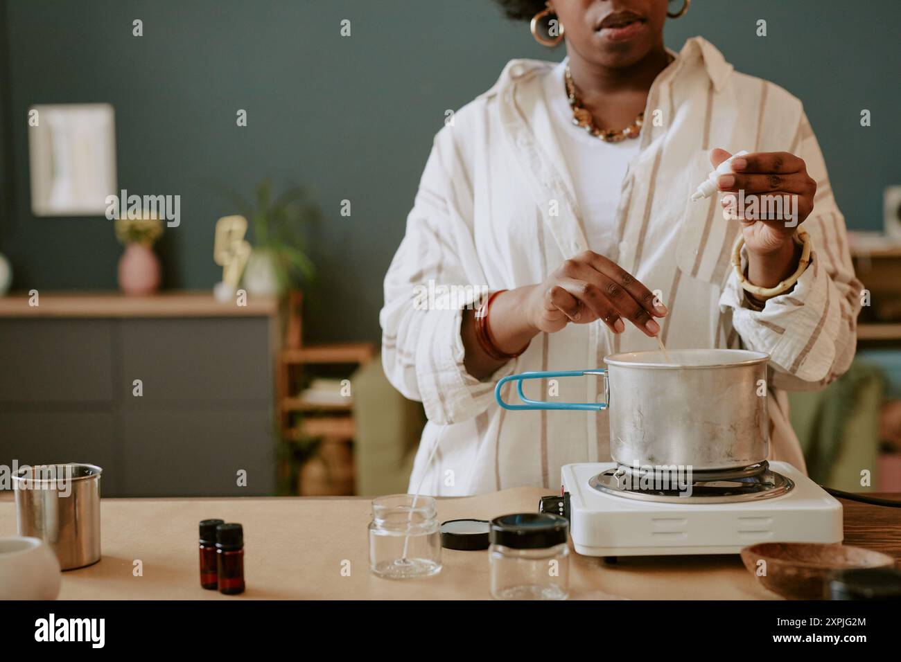 Préparation d'un repas sur le comptoir de cuisine à l'aide d'une cuisinière électrique Banque D'Images