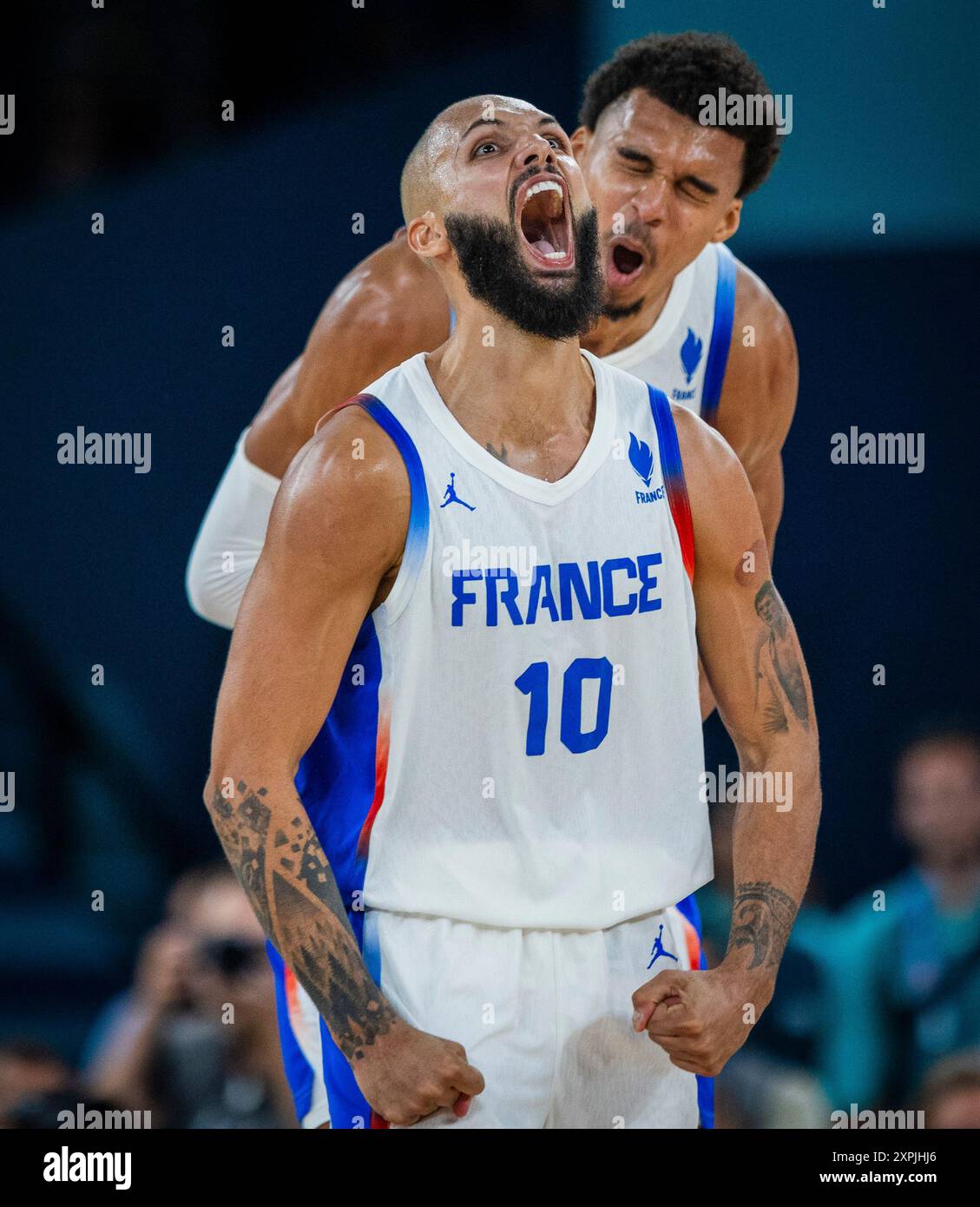 Paris, France. 6 août 2024. Victor Wembanyama (FRA) Evan Fournier (FRA) Paris 2024 Jeux Olympiques basket-ball - quart de finale masculin France vs Canada Olympische Spiele 06.08.2024 crédit : Moritz Muller/Alamy Live News Banque D'Images