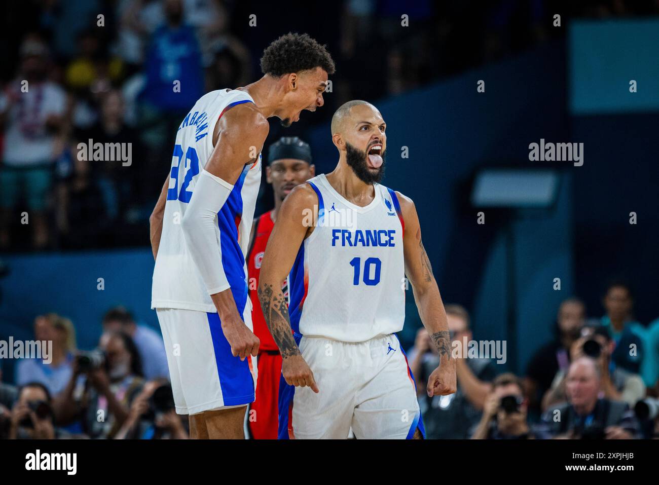 Paris, France. 6 août 2024. Victor Wembanyama (FRA) Evan Fournier (FRA) Paris 2024 Jeux Olympiques basket-ball - quart de finale masculin France vs Canada Olympische Spiele 06.08.2024 crédit : Moritz Muller/Alamy Live News Banque D'Images