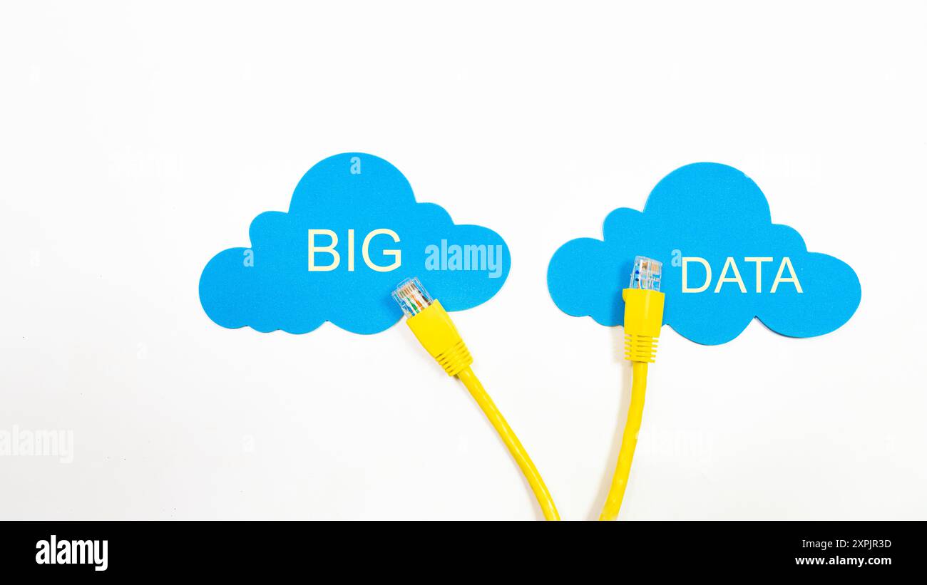 Deux câbles jaunes connectés à un nuage bleu, avec les mots « Big Data » écrits sur le nuage. Notion de données transmises et traitées Banque D'Images