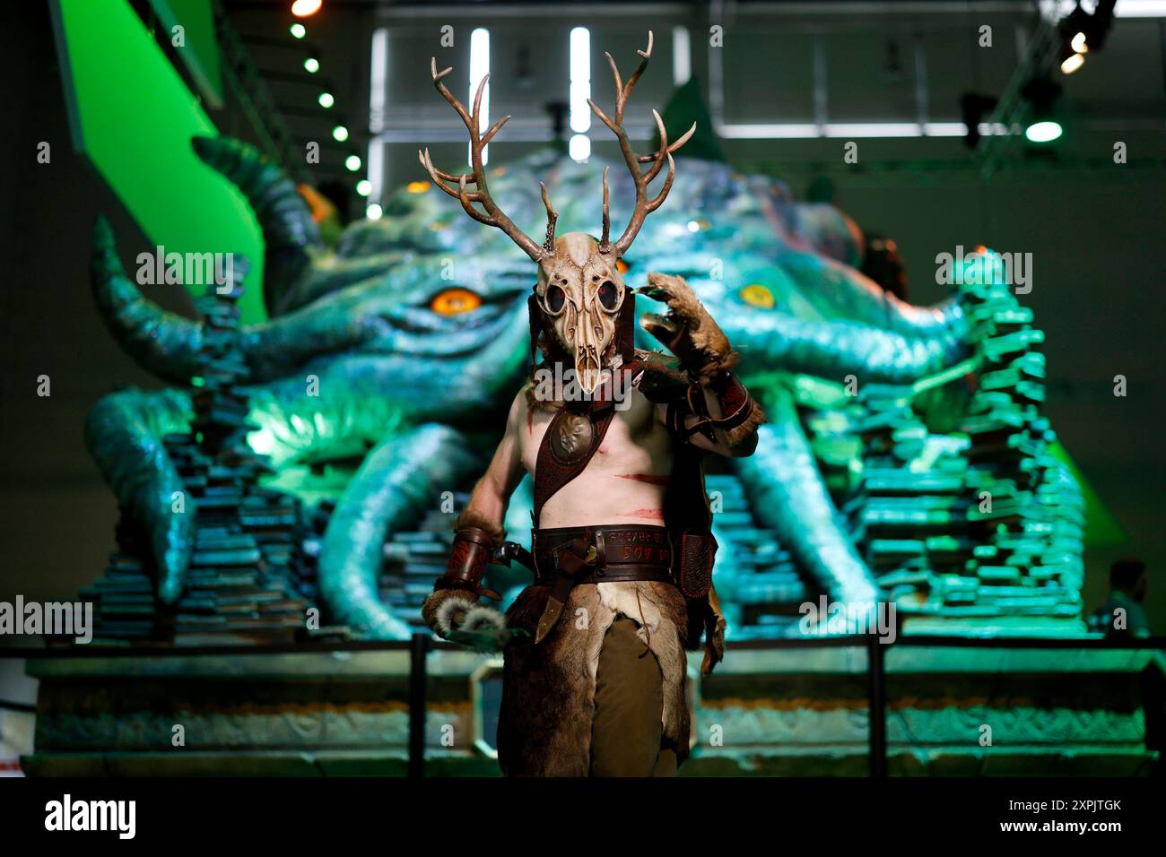 Ein Besucher RaimundCosplay im Kostüm eines Charakters aus dem Elder Scrolls Universum posiert vor einem Monster aus dem Spiel Elder Scrolls Online am stand von Bethesda auf der Gamescom 2023. Die weltgrößte Computerspielmesse Gamescom 2023 Ging am Sonntag in der Koelnmesse zu Ende - mit insgesamt 320,000 Besuchern. Themenbild, Symbolbild Köln, 27.08.2023 NRW Deutschland *** Un visiteur RaimundCosplay dans le costume d'un personnage de l'univers Elder Scrolls pose devant un monstre du jeu Elder Scrolls Online sur le stand Bethesda à la Gamescom 2023 les plus grands jeux informatiques du monde Banque D'Images Ein Besucher RaimundCosplay im Kostüm eines Charakters aus dem Elder Scrolls Universum posiert vor einem Monster aus dem Spiel Elder Scrolls Online am stand von Bethesda auf der Gamescom 2023. Die weltgrößte Computerspielmesse Gamescom 2023 Ging am Sonntag in der Koelnmesse zu Ende - mit insgesamt 320,000 Besuchern. Themenbild, Symbolbild Köln, 27.08.2023 NRW Deutschland *** Un visiteur RaimundCosplay dans le costume d'un personnage de l'univers Elder Scrolls pose devant un monstre du jeu Elder Scrolls Online sur le stand Bethesda à la Gamescom 2023 les plus grands jeux informatiques du monde Banque D'Images