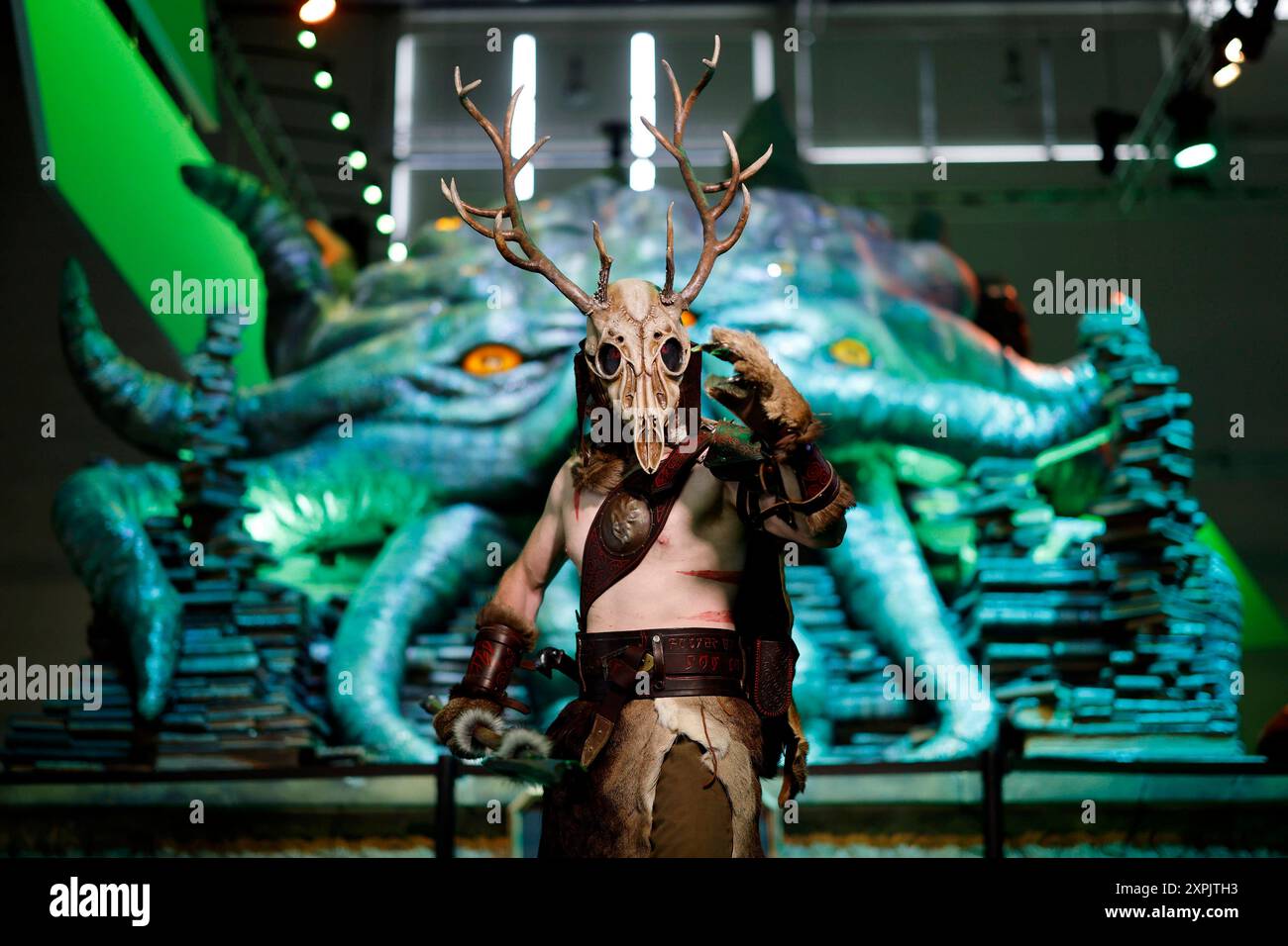 Ein Besucher RaimundCosplay im Kostüm eines Charakters aus dem Elder Scrolls Universum posiert vor einem Monster aus dem Spiel Elder Scrolls Online am stand von Bethesda auf der Gamescom 2023. Die weltgrößte Computerspielmesse Gamescom 2023 Ging am Sonntag in der Koelnmesse zu Ende - mit insgesamt 320,000 Besuchern. Themenbild, Symbolbild Köln, 27.08.2023 NRW Deutschland *** Un visiteur RaimundCosplay dans le costume d'un personnage de l'univers Elder Scrolls pose devant un monstre du jeu Elder Scrolls Online sur le stand Bethesda à la Gamescom 2023 les plus grands jeux informatiques du monde Banque D'Images Ein Besucher RaimundCosplay im Kostüm eines Charakters aus dem Elder Scrolls Universum posiert vor einem Monster aus dem Spiel Elder Scrolls Online am stand von Bethesda auf der Gamescom 2023. Die weltgrößte Computerspielmesse Gamescom 2023 Ging am Sonntag in der Koelnmesse zu Ende - mit insgesamt 320,000 Besuchern. Themenbild, Symbolbild Köln, 27.08.2023 NRW Deutschland *** Un visiteur RaimundCosplay dans le costume d'un personnage de l'univers Elder Scrolls pose devant un monstre du jeu Elder Scrolls Online sur le stand Bethesda à la Gamescom 2023 les plus grands jeux informatiques du monde Banque D'Images