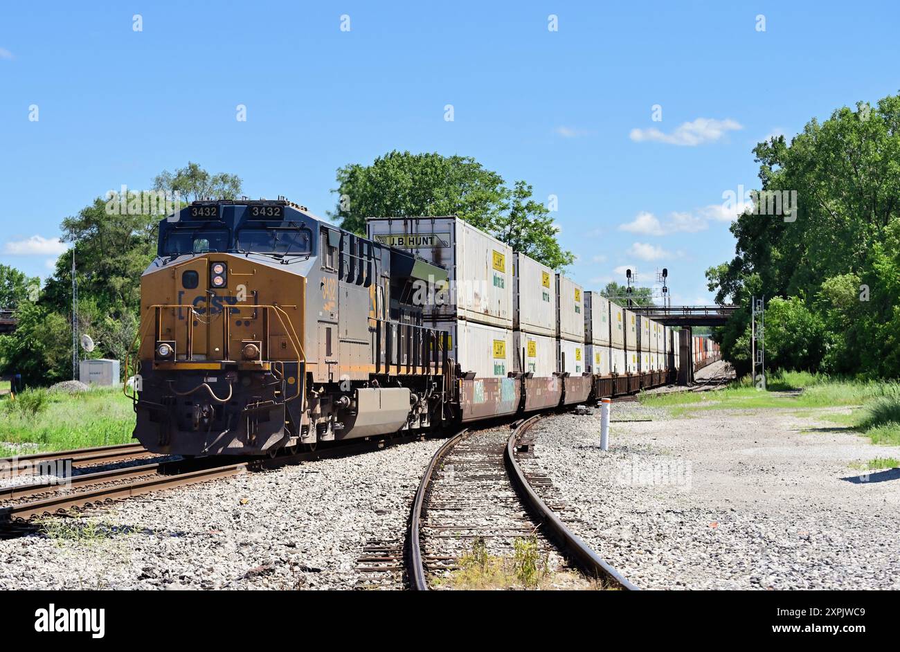 Blue Island, Illinois, États-Unis. Une locomotive CSX Transportation servant d'unité de puissance distribuée (DPU) à l'arrière du train contribue à alimenter un train intermodal. Banque D'Images Blue Island, Illinois, États-Unis. Une locomotive CSX Transportation servant d'unité de puissance distribuée (DPU) à l'arrière du train contribue à alimenter un train intermodal. Banque D'Images