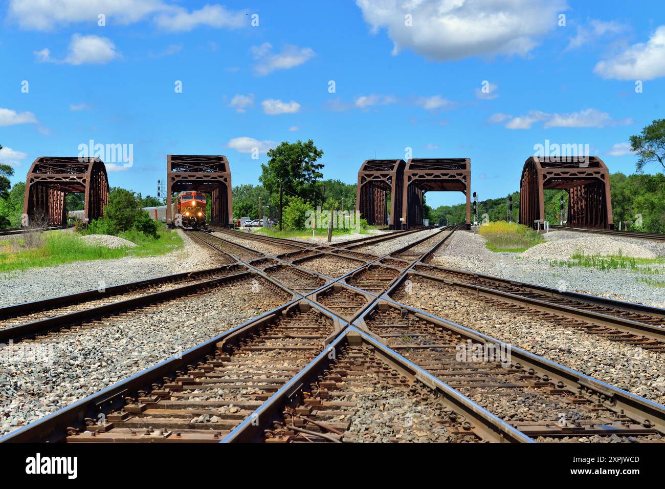 Blue Island, Illinois, États-Unis. Une locomotive Burlington Northern Santa Fe mène un train de marchandises à crémaillère automobile sur l'un des cinq ponts ferroviaires adjacents. Banque D'Images