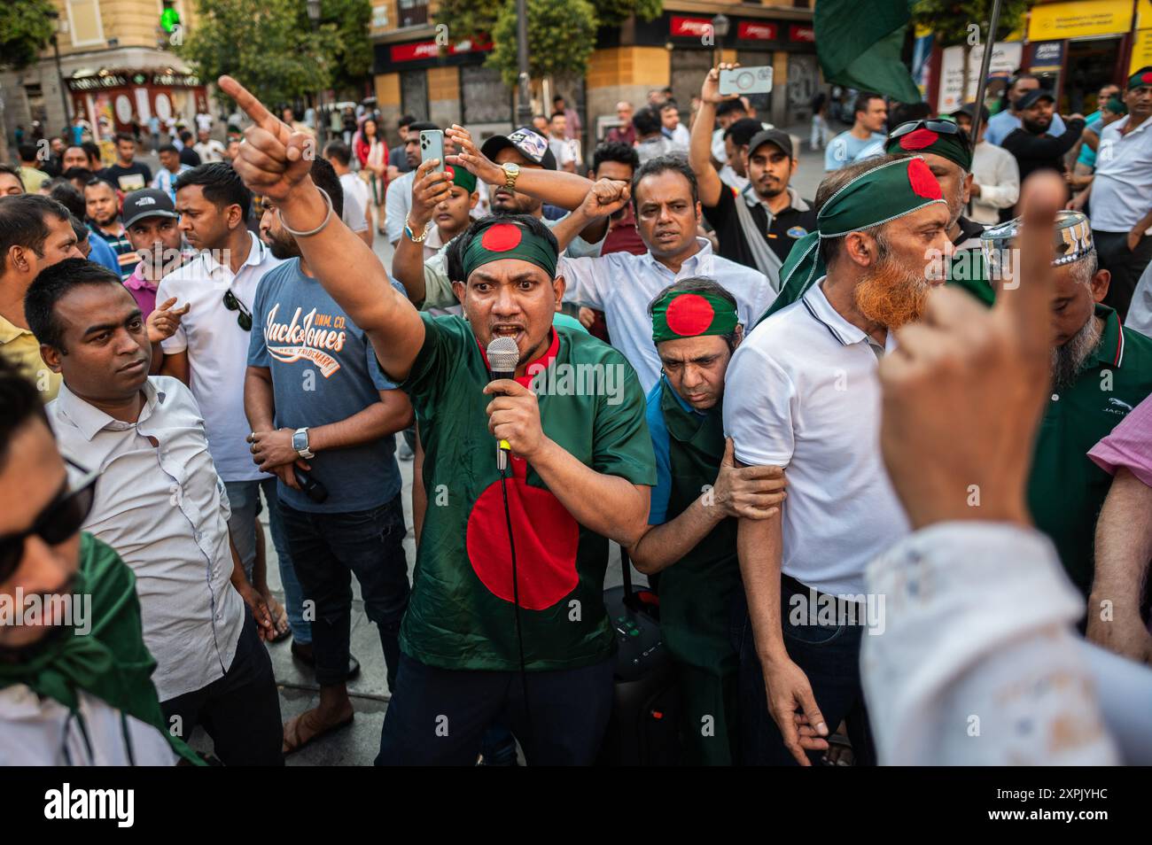 Madrid, Espagne. 06 août 2024. Des gens criant des slogans pendant une manifestation. La communauté bangladaise de Madrid s’est réunie sur la place Lavapies pour célébrer la démission du premier ministre bangladais Sheikh Hasina, qui s’est enfui en Inde, et a exigé la tenue d’élections démocratiques. Crédit : Marcos del Mazo/Alamy Live News Banque D'Images