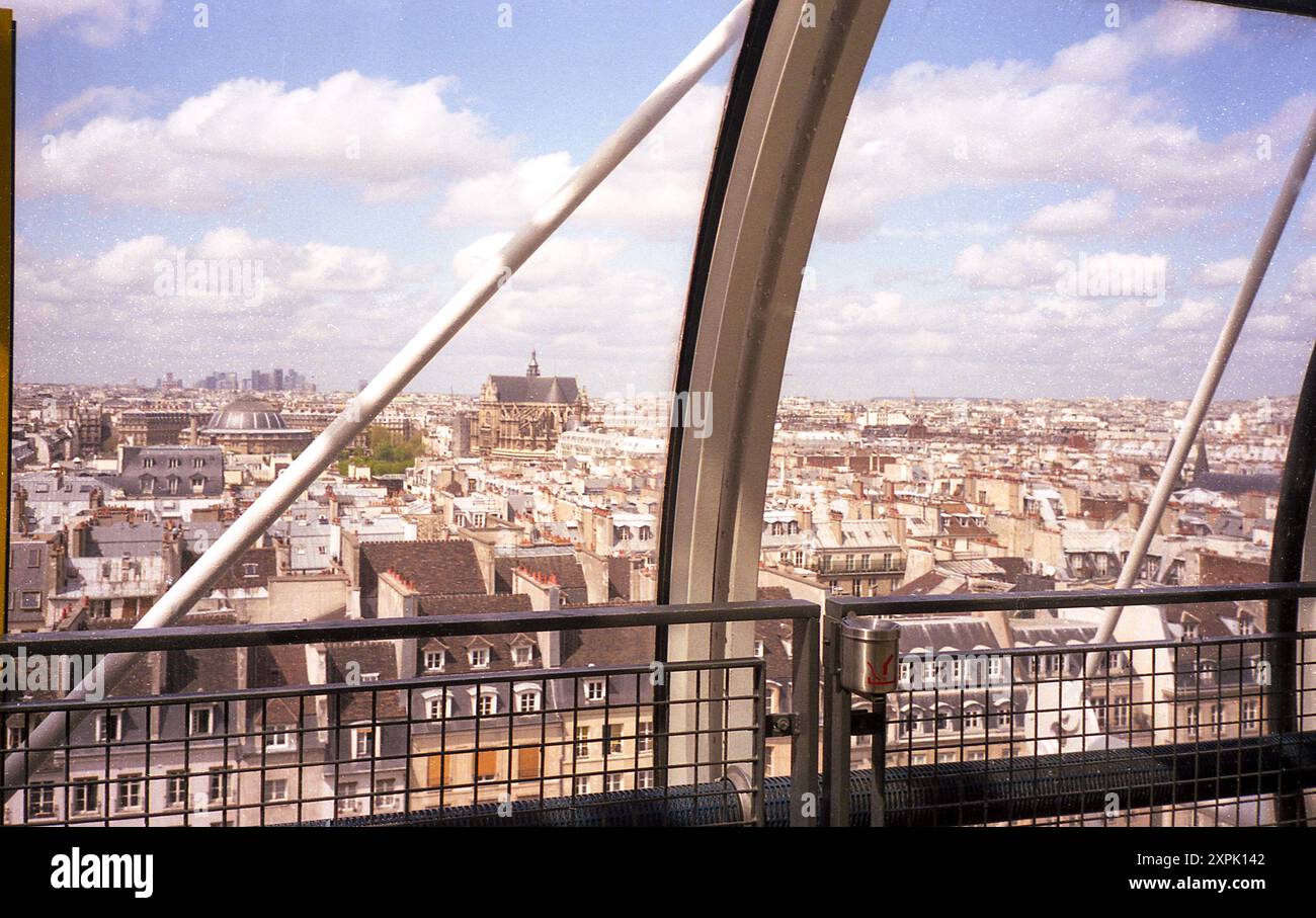 Vue sur les toits de Paris, les églises monument et la Défense etc du haut du musée Centre Pompidou Banque D'Images