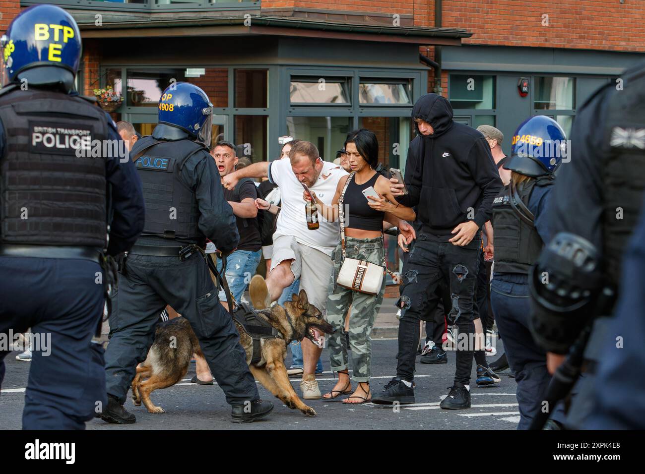 Émeute de Bristol - la police utilise des chiens de police pour contrôler et repousser les manifestants d'extrême droite qui se sont émeutés lors d'une manifestation assez, c'est assez à Bristol. 03-08-2024 Banque D'Images
