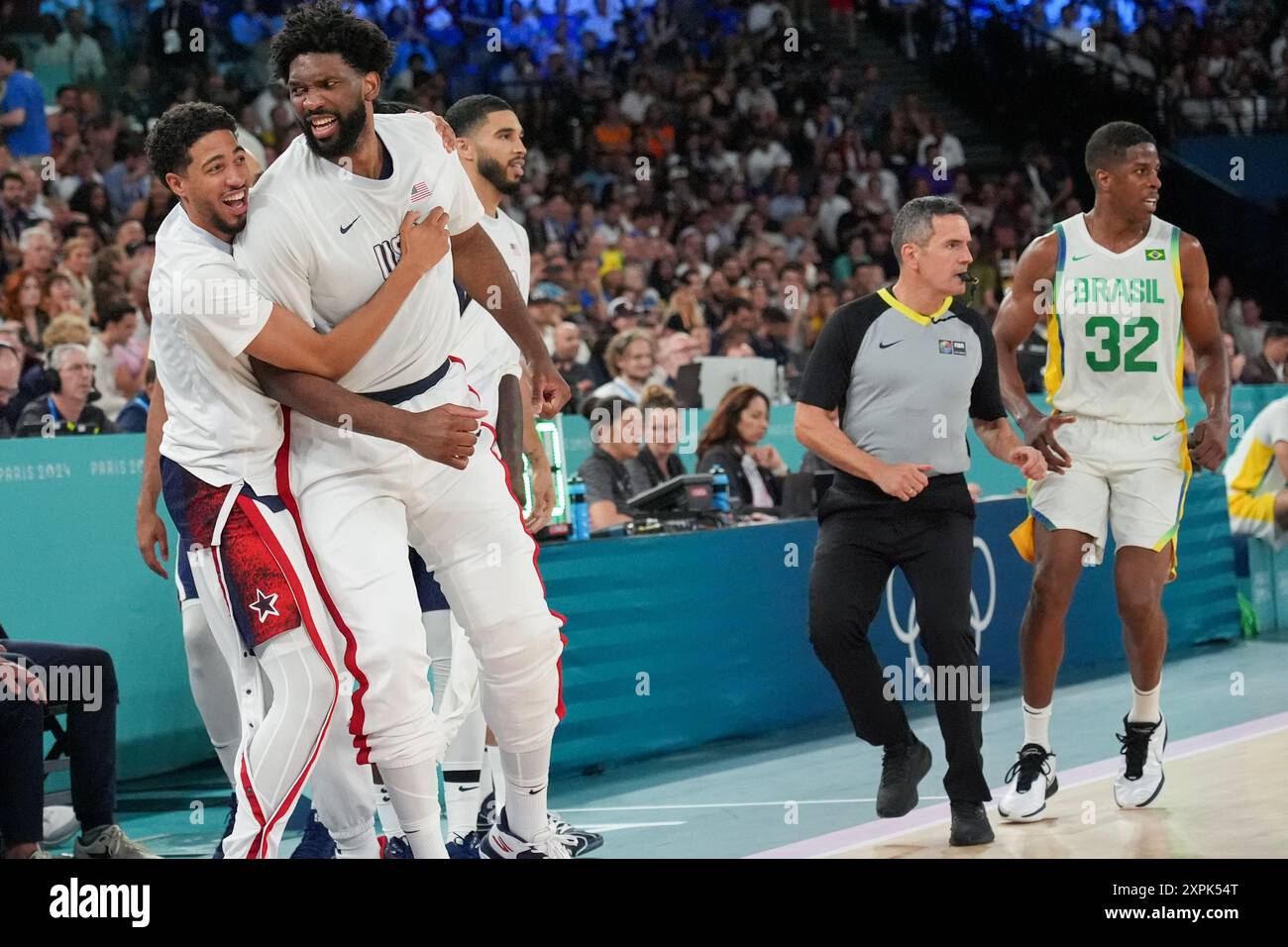 Paris, France. 06 août 2024. Le banc des États-Unis entre en éruption après un dunk par son coéquipier Anthony Davis (non photographié) lors du match des quarts de finale de basket-ball masculin contre le Brésil aux Jeux Olympiques de Paris 2024 à Paris, France, mardi 6 août 2024. Photo de Richard Ellis/UPI crédit : UPI/Alamy Live News Banque D'Images