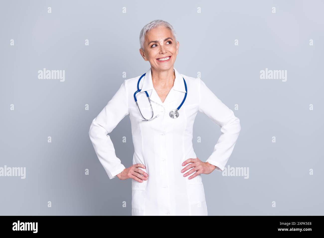 Photo de charmant médecin senior qualifié femme chirurgien pédiatre mains espace vide taille isolé sur fond de couleur grise Banque D'Images