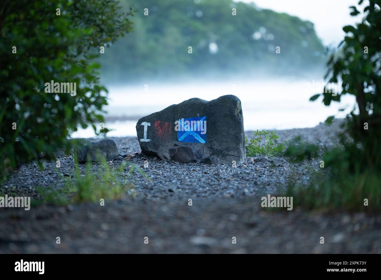 J’adore les graffitis écossais sur le rock à Milarrochy Bay Beach, Loch Lomond, Écosse, Royaume-Uni Banque D'Images