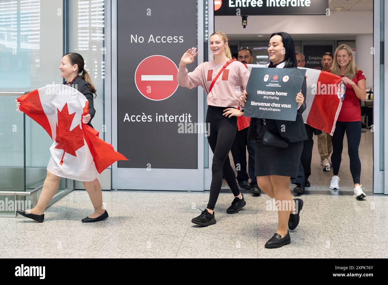 Mississauga, Canada. 06 août 2024. Le nageur olympique canadien Summer McIntosh est accueilli par les membres de sa famille et ses partisans après son arrivée à l’aéroport international Pearson de Toronto à Mississauga, Ontario, le mardi 6 août 2024. Crédit : la presse canadienne/Alamy Live News Banque D'Images