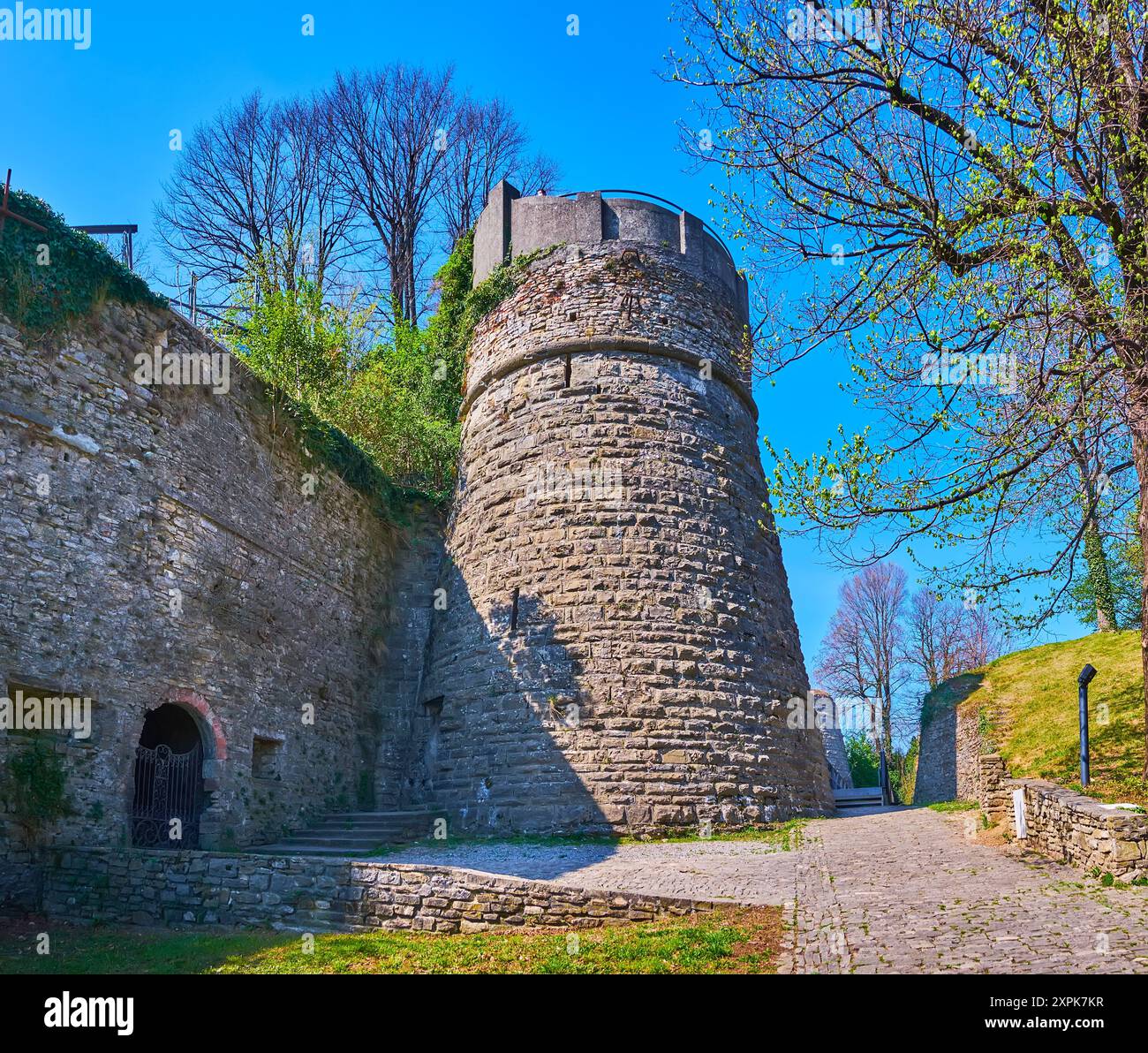 Le mur médiéval en pierre et la tour du château préservé de San Vigilio, Bergame, Italie Banque D'Images