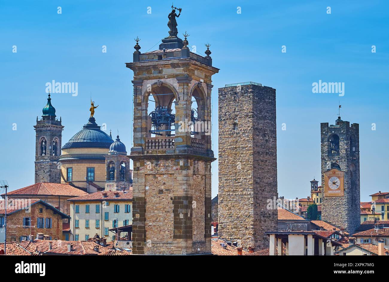 Les tours médiévales en pierre de Bergame haute ville (Citta Alta) - tour de l'horloge du Palazzo della Podesta, Torre del Gombito, clocher de San Pancrazio Chu Banque D'Images