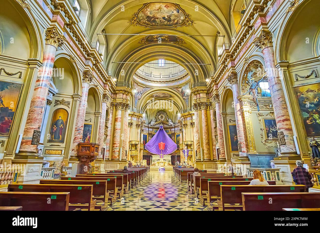 BERGAME, ITALIE - 7 AVRIL 2022 : L'intérieur orné de la basilique historique de Sant'Alessandro in Colonna, Citta Bassa, Bergame, Italie Banque D'Images