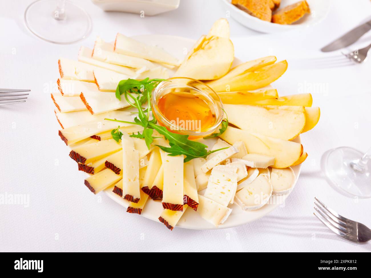 Différents types de fromage et de tranches de poire sur l'assiette Banque D'Images