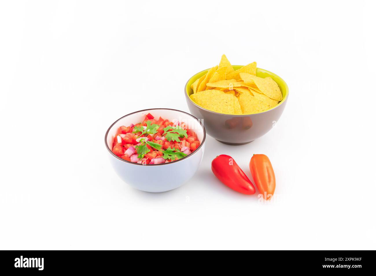 Bol de salsa Pico de Gallo et nachos sur fond blanc. Banque D'Images