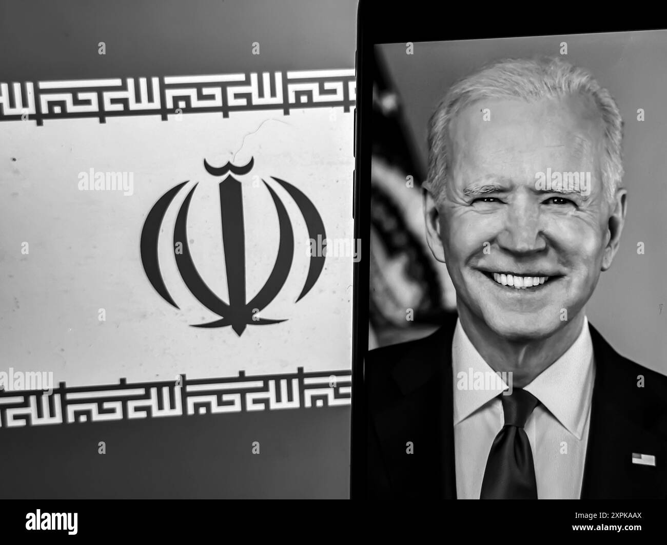 6 août 2024 : illustration photo représentant un portrait officiel de la Maison Blanche du président américain Joe Biden devant le drapeau de la République islamique d'Iran. Le conflit au moyen-Orient se profile à l’horizon après que le premier ministre israélien Benjamin Netanyahou a ordonné le double assassinat d’un commandant du Hezbollah libanais à Beyrouth et d’un chef politique du Hamas, Ismail Haniyeh, à Téhéran. L’Iran a juré de riposter, suscitant la crainte d’une guerre régionale plus large à partir de la guerre Israël-Hamas à Gaza, le président russe Vladimir Poutine transférant prétendument des missiles Isklander à l’Iran dans le cadre d’un accord sur les armes et de l’ira Banque D'Images