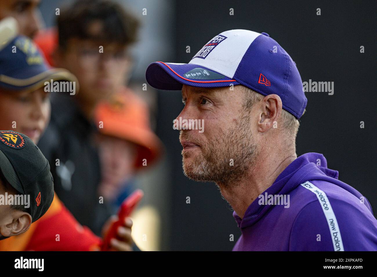 Edgbaston, Birmingham, Royaume-Uni. 6 août 2024. The Hundred Mens Cricket, Birmingham Phoenix versus Northern Superchargers ; Northern Superchargers Coach Andrew Flintoff signe des autographes pour les fans crédit : action plus Sports/Alamy Live News Banque D'Images