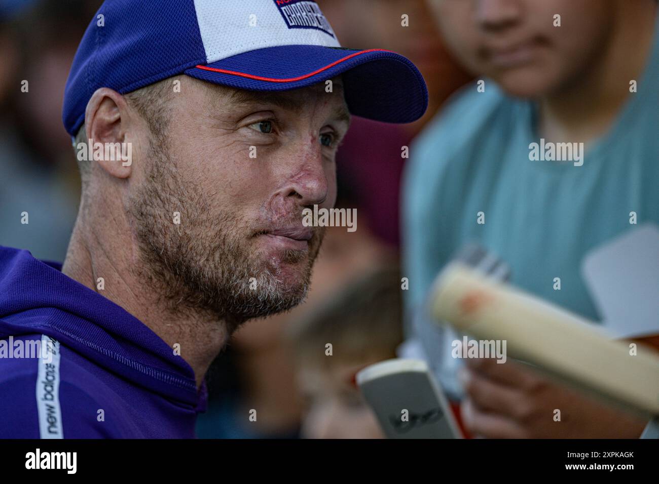 Edgbaston, Birmingham, Royaume-Uni. 6 août 2024. The Hundred Mens Cricket, Birmingham Phoenix versus Northern Superchargers ; Northern Superchargers Coach Andrew Flintoff signe des autographes pour les fans crédit : action plus Sports/Alamy Live News Banque D'Images