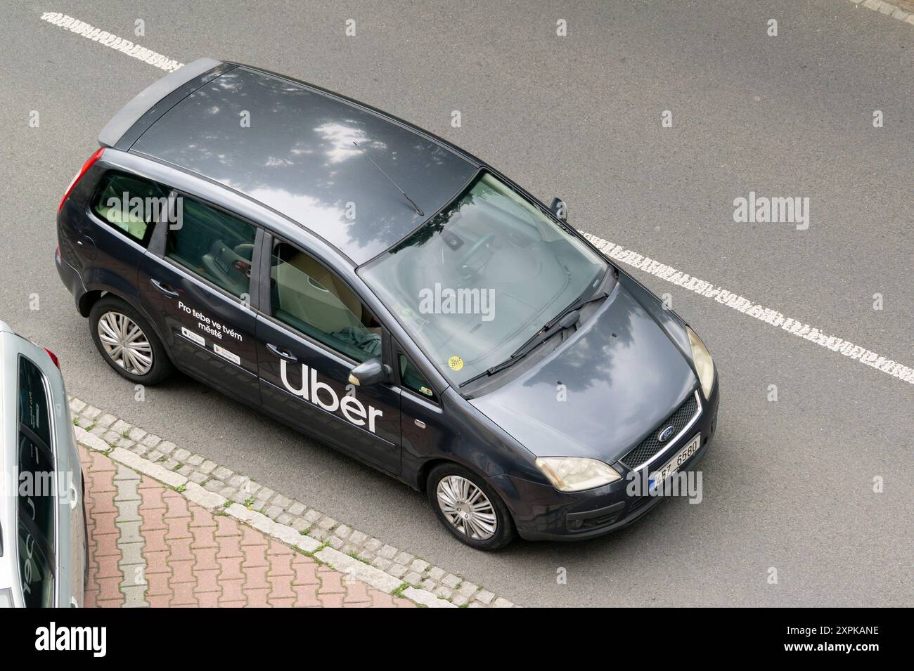 OSTRAVA, RÉPUBLIQUE TCHÈQUE - 27 MAI 2024 : Ford C-Max monospace de la société Uber sur la route Banque D'Images