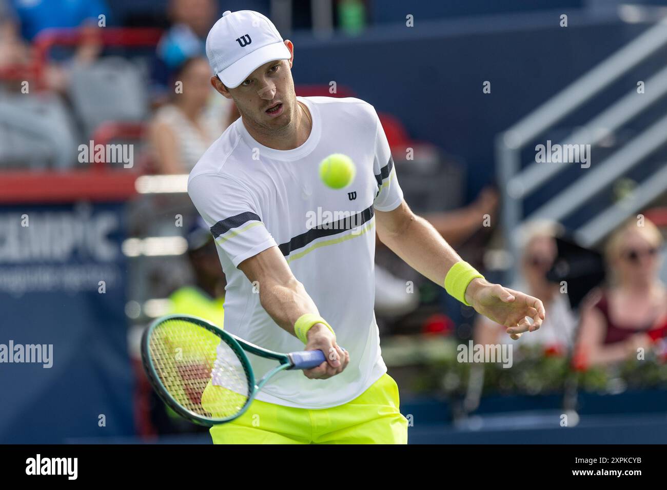 Montréal, Québec, Canada. 6 août 2024. NICOLAS JARRY du Chili revient le ballon contre Tomas Martin Etcheverry de l'Argentine dans le deuxième set du premier tour à la Banque nationale ouvert au stade IGA à Montréal, Québec, Canada le 2024-08-06 (crédit image : © Yannick Legare/ZUMA Press Wire) USAGE ÉDITORIAL SEULEMENT! Non destiné à UN USAGE commercial ! Crédit : ZUMA Press, Inc/Alamy Live News Banque D'Images