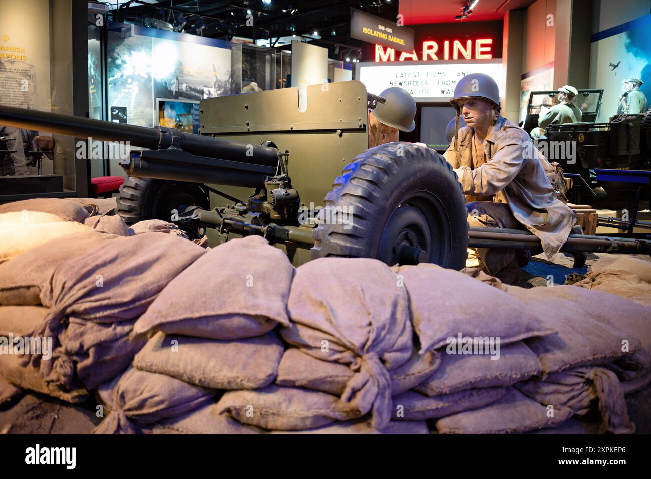 TRIANGLE, Virginie — L'exposition des Marines dans la seconde Guerre mondiale au Musée national du corps des Marines présente le canon antichar M3A1 de 37 mm, mettant en valeur son rôle dans le théâtre Pacifique. Développé par l'armée américaine à la fin des années 1930, le M3A1 était connu pour sa précision, sa pénétration et sa mobilité. L'exposition met en évidence l'utilisation du canon par les Marines dans des batailles clés telles que Guadalcanal, Bougainville et Tarawa, démontrant son importance dans la défense contre les armures japonaises. Banque D'Images