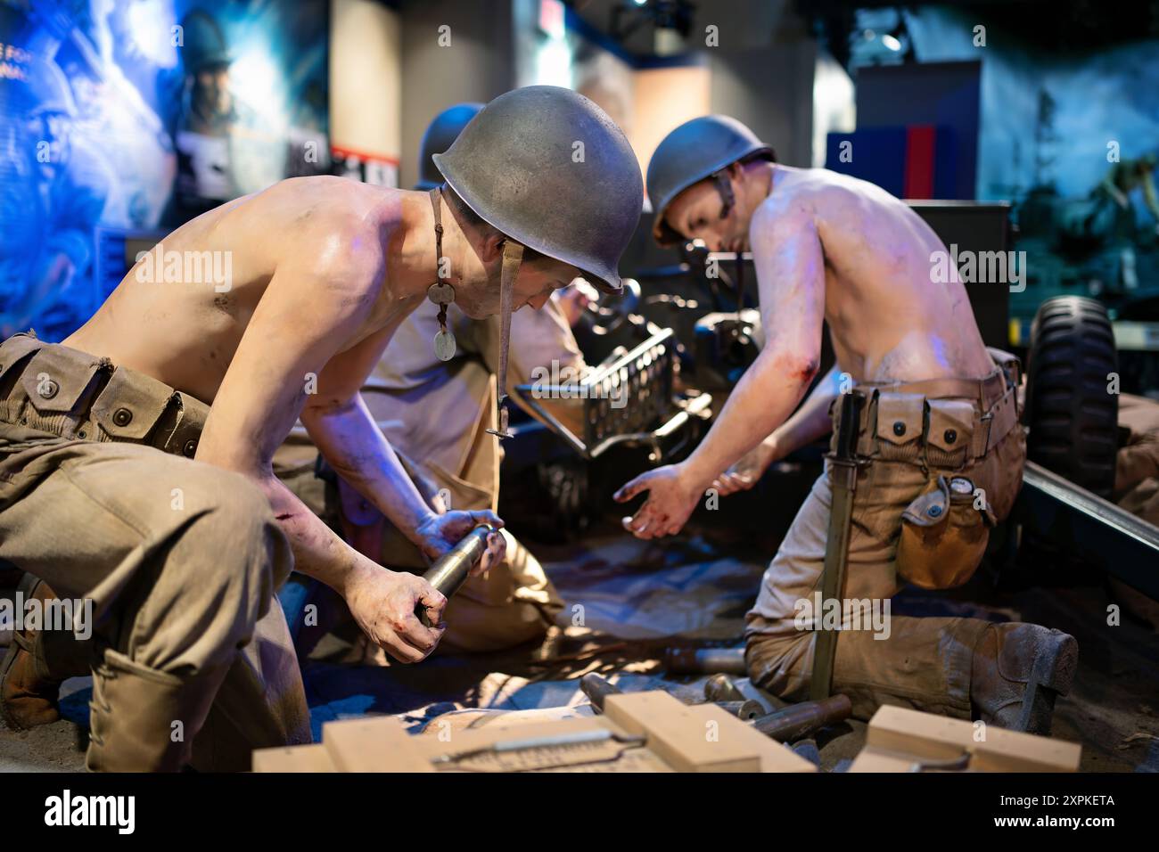 TRIANGLE, Virginie — L'exposition des Marines dans la seconde Guerre mondiale au Musée national du corps des Marines présente le canon antichar M3A1 de 37 mm, mettant en valeur son rôle dans le théâtre Pacifique. Développé par l'armée américaine à la fin des années 1930, le M3A1 était connu pour sa précision, sa pénétration et sa mobilité. L'exposition met en évidence l'utilisation du canon par les Marines dans des batailles clés telles que Guadalcanal, Bougainville et Tarawa, démontrant son importance dans la défense contre les armures japonaises. Banque D'Images